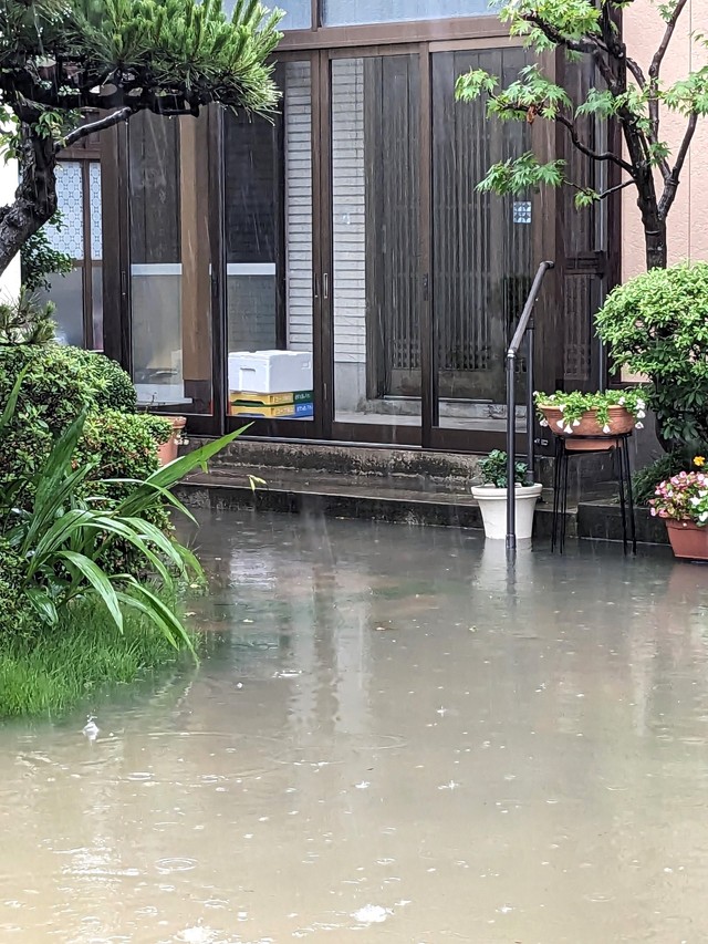 たかはしさん宅の近隣の浸水した住宅（たかはしさん提供）