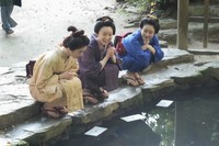 松江・八重垣神社の鏡の池で名物「縁占い」をするトキだったが……　(C)NHK