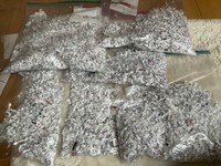 年末に処分した大量の紙屑の中から、五千円札の破片を仕分けてジップロックに保管／i l 1 0 5さん（@asdfg32296822）提供