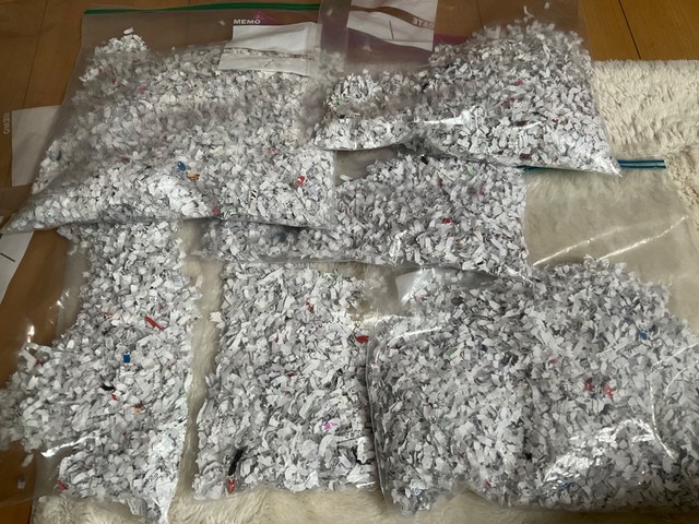 年末に処分した大量の紙屑の中から、五千円札の破片を仕分けてジップロックに保管／i l 1 0 5さん（@asdfg32296822）提供