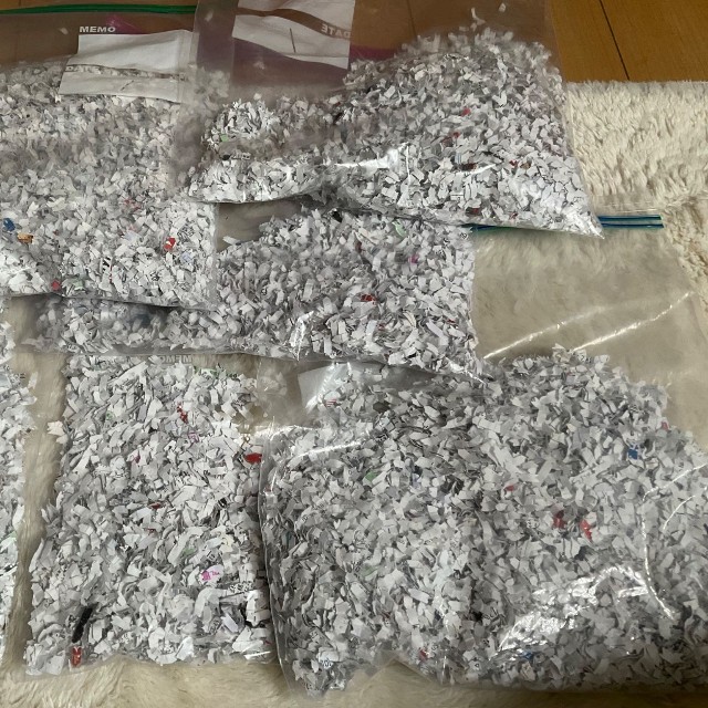 年末に処分した大量の紙屑の中から、五千円札の破片を仕分けてジップロックに保管／i l 1 0 5さん（@asdfg32296822）提供