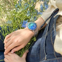 アイスウォッチ新作「アイス クリアサンセット」のターコイズ（ビヨンクール提供）