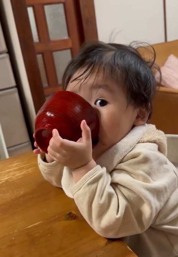 お椀の影からチラ見（ona_ona_16_さんThreadsより）