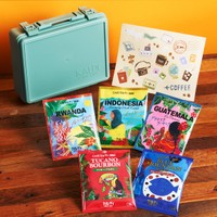 10月13日発売のセット商品「コーヒーで旅するトランクボックス」（カルディコーヒーファーム提供）