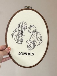 双子ちゃんたちのうしろ姿をミシンで刺繍した作品（画像提供：ゆきꕤミシン刺繍さん）
