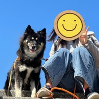 青空を背景に娘さんと写真におさまるみかんちゃん（画像提供：うーさんみーさん）