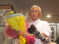 参院選・兵庫選挙区で当選確実となり、花束を手にインタビューを受ける泉房穂氏＝神戸市内