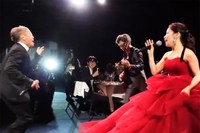 歌の途中、芝田さんの「beautiful 新郎」の掛け声で新郎の翔祐さんがギターで登場。「お父さんが新郎新婦を引き立てているのが素敵」の声がありました（画像提供：YouTubeチャンネル　ゴロシバ王国より）