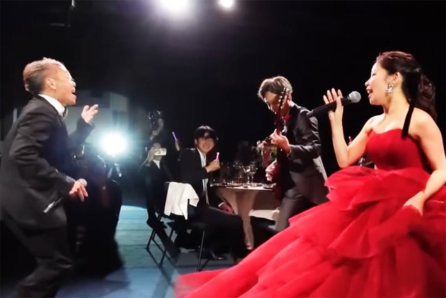 歌の途中、芝田さんの「beautiful 新郎」の掛け声で新郎の翔祐さんがギターで登場。「お父さんが新郎新婦を引き立てているのが素敵」の声がありました（画像提供：YouTubeチャンネル　ゴロシバ王国より）