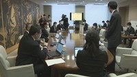 担当者が知事に新型コロナウイルス対策など各事業の概要や費用について説明する様子