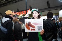 「東京モーターサイクルショー2026」の企業ブースを彩ったコンパニオン