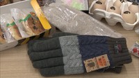 市特産の手袋や和三盆などのセットも