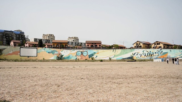 黒海沿いの港町コンスタンツァのビーチを彩る「空気をきれいにする壁画」=2024年4月24日、ルーマニア東部、荒ちひろ撮影