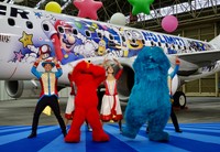 元気いっぱいのパフォーマンスを披露したエルモ（中央左）とクッキーモンスター（同右）
