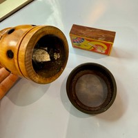 お線香のように火をつけて炎を消したのち、ゆっくりと煙が上がっていくようになれば、そこに手をかざすと暖かくなっていますので、メッシュを装着して患部に当ててください。