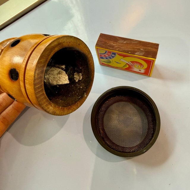 お線香のように火をつけて炎を消したのち、ゆっくりと煙が上がっていくようになれば、そこに手をかざすと暖かくなっていますので、メッシュを装着して患部に当ててください。