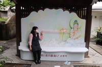 大阪市平野区の全興寺に設置された撮影スポット「赤い糸の縁結び」