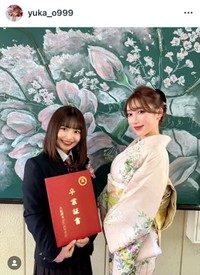 高校の卒業式。この頃には、姉妹のような友達のような親子に。