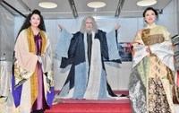 （左から）池上季実子、横内正、比企理恵＝2021年
