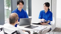 本人に合ったケアや環境について話し合う※画像はイメージです（mapo/stock.adobe.com）
