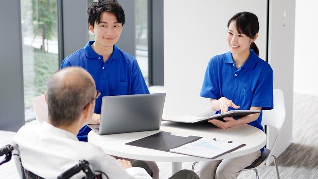 本人に合ったケアや環境について話し合う※画像はイメージです（mapo/stock.adobe.com）