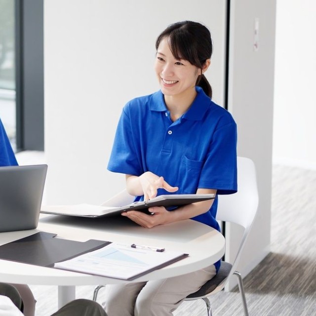 本人に合ったケアや環境について話し合う※画像はイメージです（mapo/stock.adobe.com）