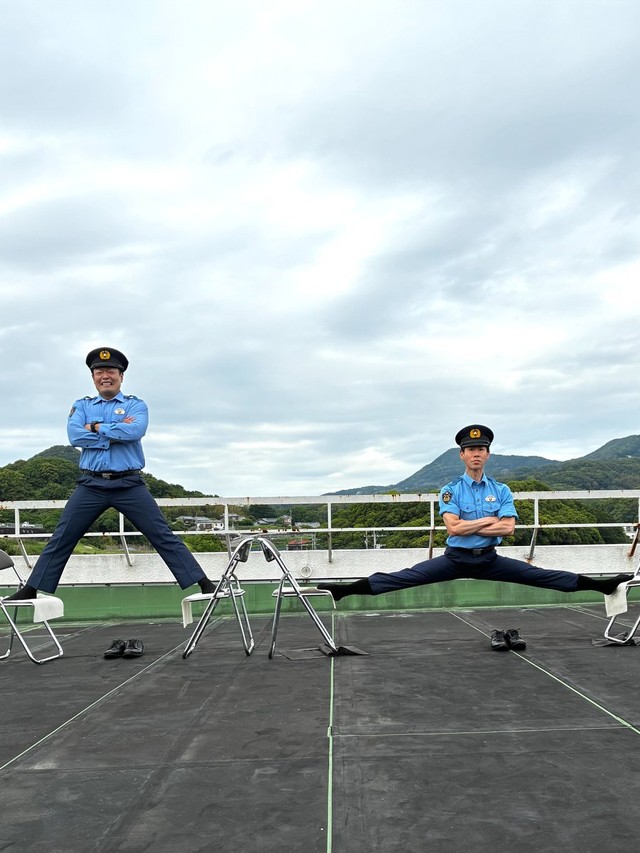 今日は２人で開脚っす／長崎県警察　公式Xより