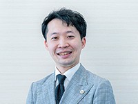 都築 絢一