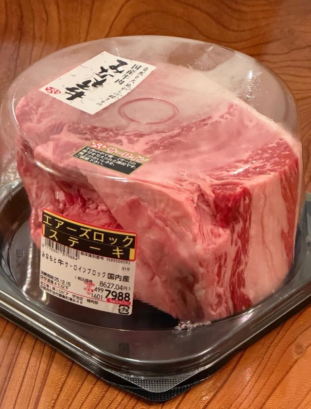 ロピアで出会った大きなステーキ肉／Ryosukeさん（@ryosuke0526）提供