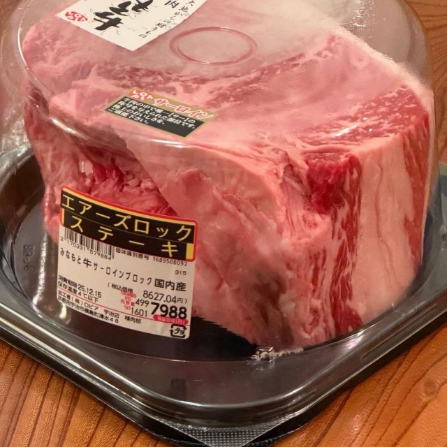 ロピアで出会った大きなステーキ肉／Ryosukeさん（@ryosuke0526）提供