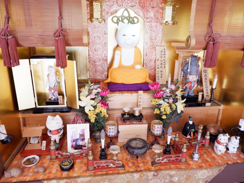 ご本尊の大日猫来、猫観音と猫不動は本職の徹さんが彩色