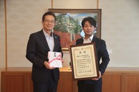 神戸市の今西正男副市長（左）から感謝状を受け取ったJT兵庫支社の中谷忠司副支社長