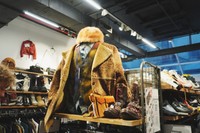 ニューヨーク・ソーホーの「セカンドストリート」。マネキンの着こなしはニューヨークらしいエッジの効いた仕上がりに