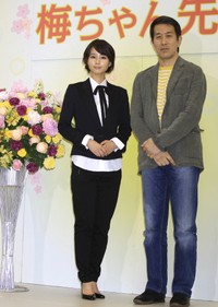 NHK連続テレビ小説「梅ちゃん先生」の会見に出席した堀北真希（左）と尾崎将也氏＝2011年