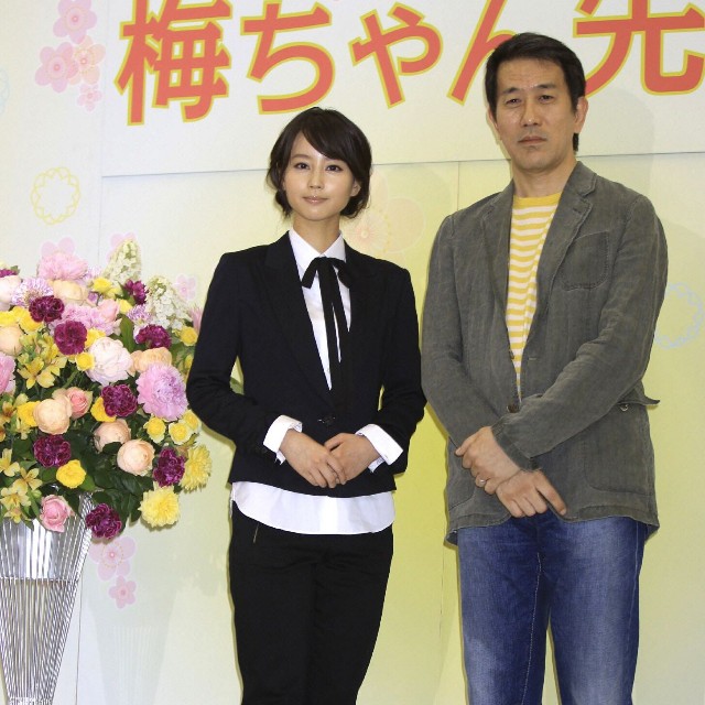 NHK連続テレビ小説「梅ちゃん先生」の会見に出席した堀北真希（左）と尾崎将也氏＝2011年