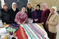 パレスチナで刺繡職人の女性たちと=山本真希さん提供