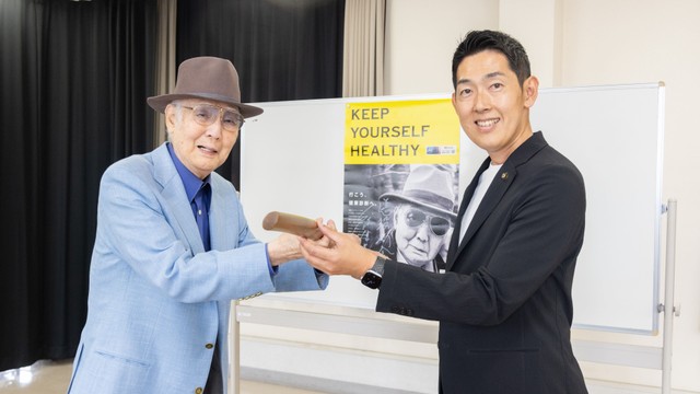 八名信夫さんが日本刀を寄贈（備前長船刀剣博物館提供）