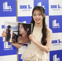 写真集発売イベントを行った宮原華音＝ブックファースト新宿店