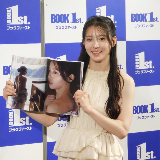 写真集発売イベントを行った宮原華音＝ブックファースト新宿店