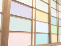 カラフルな画用紙で張り替えられた障子／栗田知佳さん（@kuritadrawing）提供