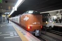 ＪＲ岡山駅に並ぶ試運転中の新型やくも（左）と緑やくも色。運が良ければこんな場面が撮影できるかも