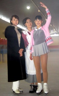 （左から）いしのようこ、浅野ゆう子、滝裕可里＝2003年