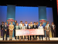 「漫才のDENDO全国ツアー100回記念公演」に出演した（前列左から）アインシュタイン・稲田直樹と河井ゆずる、プラス・マイナス・兼光タカシと岩橋良昌、中田カウス、もりやすバンバンビガロ、和牛・水田信二と川西賢志郎。（後列左から）天才ピアニスト・竹内知咲とますみ、見取り図・盛山晋太郎とリリー、ミルクボーイ・駒場孝と内海崇、すゑひろがりず・南條庄助と三島達矢、ミキ・亜生と昴生