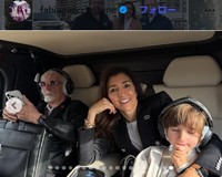 バーニー・エクレストン氏、ファビアナ・フロシさん、エースくんの3ショット＝ファビアナ・フロシさんのインスタグラム＠fabianaecclestoneより