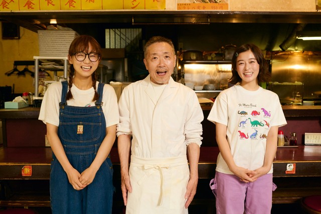 生涯最後の出演作となったNHKドラマ「【夜ドラ】ひらやすみ」の撮影現場で、俳優・光嶌なづな（左）、森七菜（右）と共に元気な姿を見せていた剛州さん