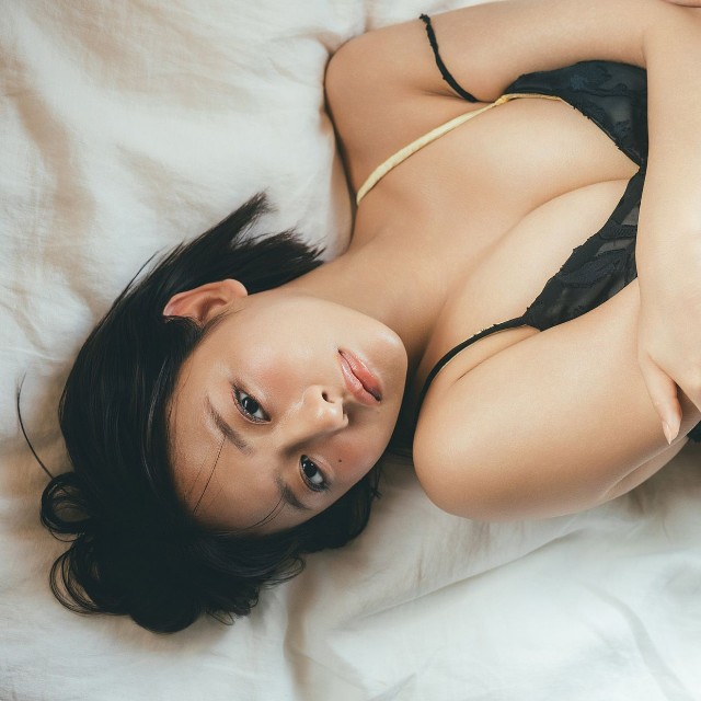 すみぽん（高倉菫）さんの写真集「すみぽん1st写真集『offcourt』」（撮影：東京祐）