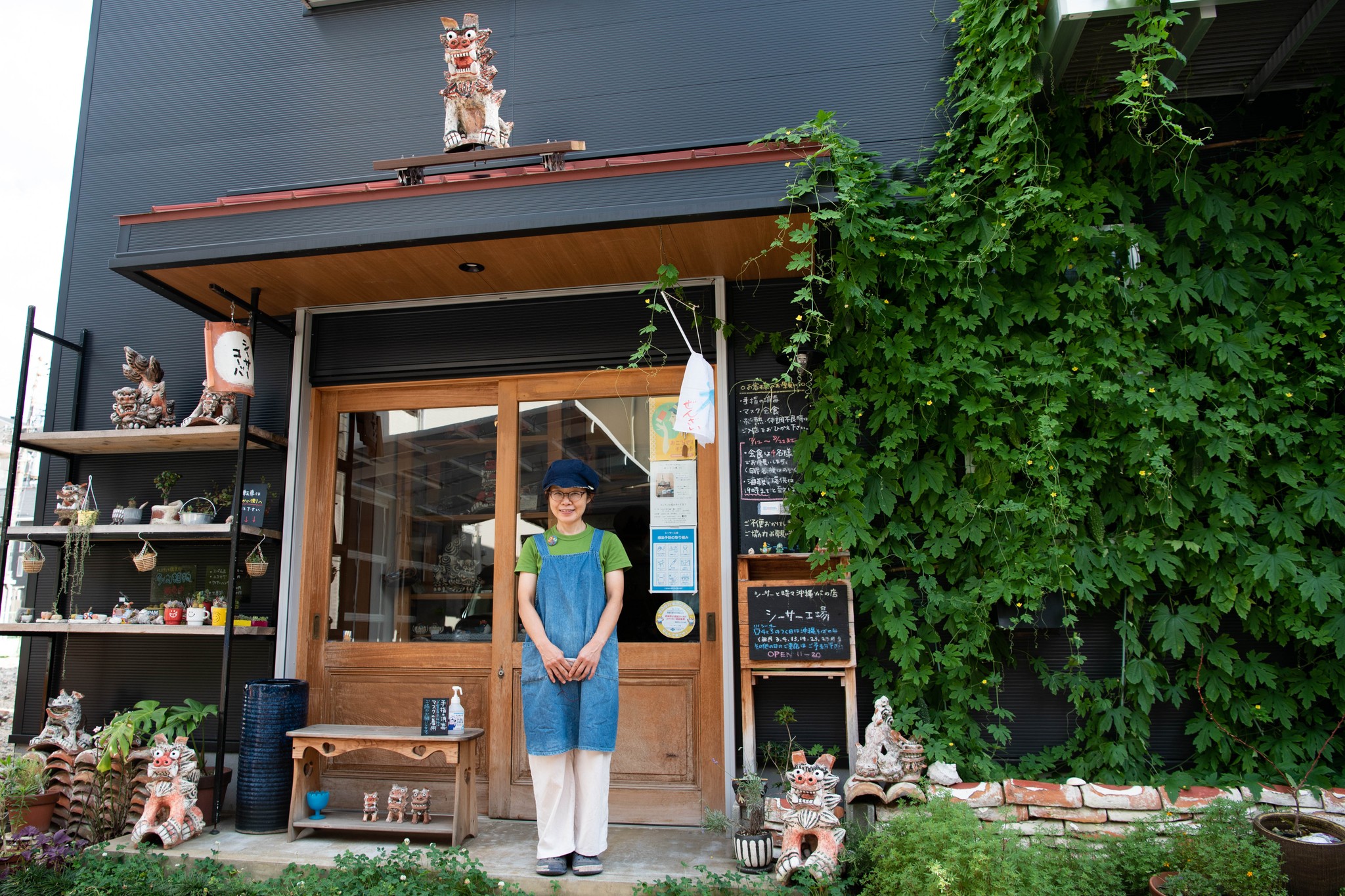 大阪の下町で見つけた 小さな沖縄 愛嬌ある漆喰シーサーたちがお出迎え ほ とせなnews