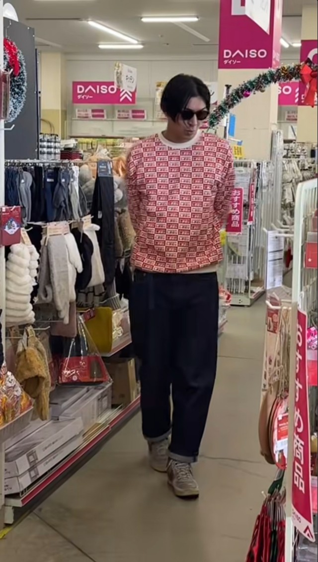 サングラスとデニム、スニーカーを合わせて「しまむら感」が分からないように工夫していたという／ツマシさん提供