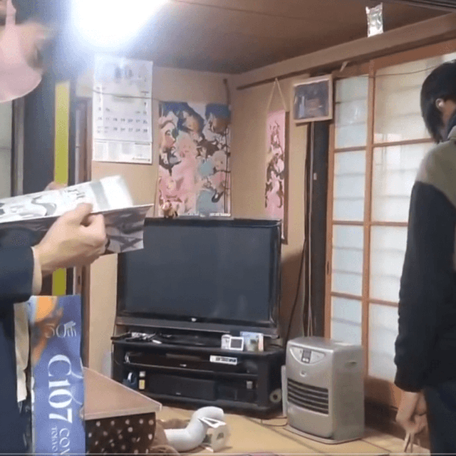 コミケ帰りで疲れている様子まで…