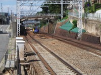 御影駅の西側に上下線に挟まれる形で中線が存在した